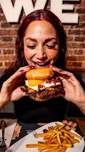 🍩🍔 DODO MAD BURGER Llevamos meses trabajando en secreto con  @dododonuts.pe La obsesión nos hizo esperar un poco… pero así es lo bueno.  @jaimepesaque y @renatoperalta7 se juntaron para crear LA donut