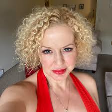 Bombshell makeup artistry