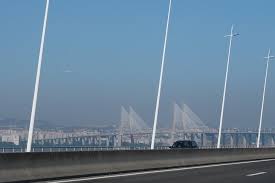 A ponte vasco da gama é uma ponte atirantada sobre o estuário do rio tejo, na área da grande lisboa, ligando o concelho de alcochete a lisboa e sacavém, muito próximo do parque das nações, onde se realizou a expo 98. Ponte Vasco Da Gama Portugal Viaje Comigo