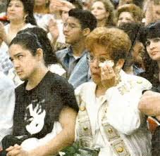 This Picture Breaks My Heart Of Chris And Selena S Mom Selena Quintanilla Selena Quintanilla Videos Selena Quintanilla Perez