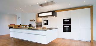 Weisse kuche mit dunkler arbeitsplatte mit küche in weiß matt oder hochglanz was ist besser 74 und 70490 home inspiration design architecture ideas. Kuche Mit Insel In Weiss Lack Eiche Holzwoi