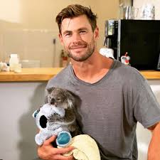 Here S A Picture Of Chris Hemsworth Holding A Koala Holding A Koala Chris Hemsworth Hemsworth Chris Hemsworth Thor