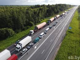Россию и германию оскорбляет само существование польши, по меньшей мере с xviii века они мечтали получить общую границу! Ochered Avtomobilej Na Granice S Rossiej Rastyanulas Na Vosem Kilometrov Reportazh