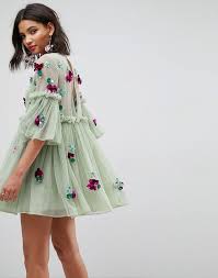 Es uno de los estilos que no pasan de moda y vemos como las marcas más conocidas siempre sacan algún diseño con este estilo temporada tras temporada. Vestidos Para Las Invitadas De Otono A Todo Confetti Blog De Bodas Para Novias E Invitadas