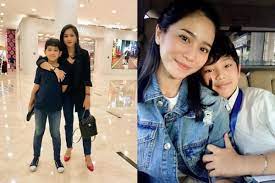Bunga zainal adalah aktris indonesia yang populer setelah berperan sebagai ranti di sinetron 'rahasia hari' (2005). Bak Kakak Adik Ini 10 Potret Kedekatan Bunga Zainal Dan Sang Anak