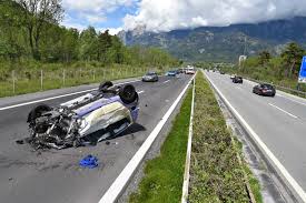 Jeder unfall auf der a1, a2, a3, a13 wird durch die polizei an uns gemeldet. Autobahn A13 Selbstunfall Bei Zizers Graubunden Online