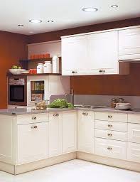 Cocinas pequeñas muy prácticas con buena distribución y muchas soluciones de orden. Como Iluminar Una Cocina