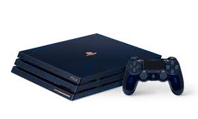 De couleur bleu foncé transparent avec des logos cuivrés, la machine est disponible le 24 août prochain au prix indicatif de 499 euros. Playstation 4 Pro Konsole 2tb 500 Million Limited Edition Amazon De Games