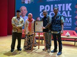 Dengan demikian termasuk di dalam humanisme ini adalah sifat egaliter, yang menilai semua manusia sama derajatnya. Konservatisme Agama Di Indonesia Fenomena Religio Sosial Kultural Dan Politik 1 Geotimes