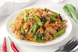 Masukan bihun yang sudah direbus selama = 2 menit ke dalam tumisan bumbu, lalu aduk hingga rata. 5 Resep Bihun Goreng Yang Enak Ala Rumahan