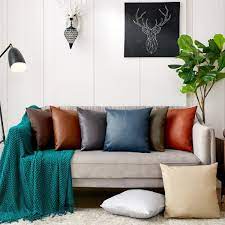 Un canapé en cuir coûte cher, et personne ne veut en jeter un sur le trottoir juste à cause d'une égratignure. Housse De Coussin En Simili Cuir Mycoussin Fr