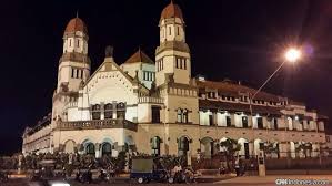 Kantor pusat nis tersebut adalah sebuah bangunan besar dua lantai dengan bentuk menyerupai. Lawang Sewu Dulu Dikenal Angker Kini Jadi Tempat Wisata