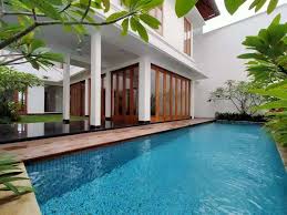 Bangunannya didominasi warna putih yang terdiri dari dua lantai dan ada kolam renang besar di halaman belakangnya. Rumah Mewah Siap Huni Ada Kolam Renang Di Pondok Indah Jaksel Nugie Dijual Rumah Apartemen 822297726