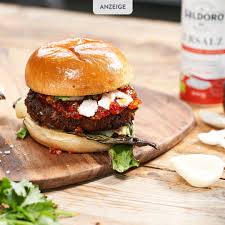 Crispy Chicken Burger Mit Pak Choi Sweet Chili Sauce Rezept Rezepte Burger Grillen Rezept Burger