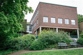 Vi kombinerar beprövade framgångsfaktorer som tydliga strukturer samt tillgängliga och engagerade lärare med casemetodiken, en pedagogik med rötterna i harvard. Sodermalm Sjolins Gymnasium Draknaste For Unga Foretagare Nacka Kommun Forutom Sjolins Vanliga Program Sa Kan Elever Som Vill Elitsatsa Pa Sin Sport Valja Niu Nationell