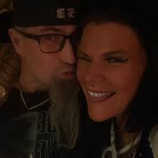 Roger le kangourou musclé prend la pose. Le kangourou roux a fait la une  des journaux en 2015 lorsqu'il a été photographié en train d'écraser un  seau en métal avec ses pattes.