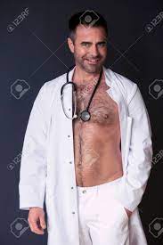 Retrato De Médico Atractivo Que Muestra Su Pecho Desnudo Fotos, retratos,  imágenes y fotografía de archivo libres de derecho. Image 80248245