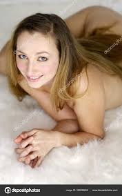 Mujer Desnuda Acostada Sobre Piel Blanca — Foto de stock 386258658 ©  image_hit