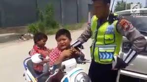 Video Terciduk Naik Motor Bocah Sd Nangis Cium Tangan Polisi Otomotif Liputan6 Com