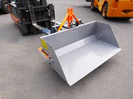 Il ribaltabile per il trasporto di cereali è generalmente in alluminio e il camion trapanatrice è spesso in acciaio rinforzato e di forma semi cilindrica per ammortire la caduta delle rocce. Pala Con Benna Ribaltabile Da 140cm Serie Leggera E Attacchi Per Muletto Mod Prm 140 Lm