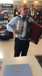 Oricine poate testa instrumentele muzicale la magazinul muzica inainte de a le cumpara. Soundcreation Oradea AcasÄƒ Facebook