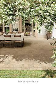 Mediterrane Terrasse Mit Terrassenplatten In Kalkstein Optik 60x90x2cm Aix Beige Atlas Concorde Mediterrane Terrasse Terrassenplatten Terrassenfliesen