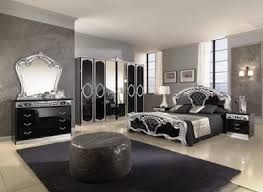 Walau cuma berukuran 2 x 2 meter, apabila kamu megikuti sejumlah desain di atas, wastafel, shower, dan closet bisa ditempati secara fungsional. Q Zqxu26m5emem