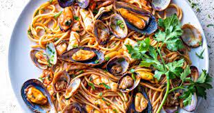 Laver et ébarber les moules. Recette De Spaghettis Aux Fruits De Mer Marie Claire