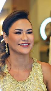 Aquele momento em que ela se olha no espelho… e se reconhece ainda mais  linda! Transformar vai além da aparência — é sobre resgatar autoestima,  confiança e brilho no olhar. #TransformaçãoReal #BelezaComPropósito #