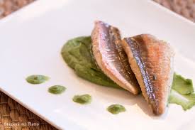 Lavare i filetti di pesce e passarli nella farina con i semi di sesamo, metterli in padella con olio caldo e farli rosolare. Filetti Di Gallinella Con Crema Di Fave Stagioni Nel Piatto