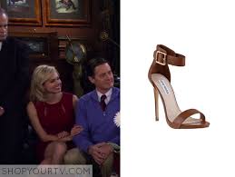 Robin and ted try to get barney to reveal secrets after he. How I Met Your Mother Fashion Outfits Clothing And Wardrobe On Cbs S Himym