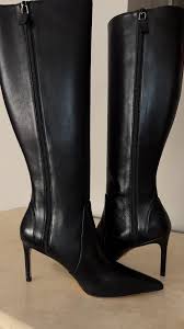 Everyone needs a classic black boot for the fall 😍. Sizing up