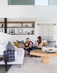 So, something had to give, and we swapped out the coffee table for this oversized moroccan pouf in the above pic, which we loved. Dieses Wohnzimmerdesign Von Emily Henderson Ist Woraus Traume Bestehen Dekorationpro Emily Henderson Living Room Living Room Designs Cozy Living Room Design
