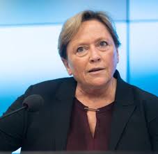 Für das »desaströse« ergebnis übernehme sie die verantwortung, sagte susanne eisenmann nach der. Rund 2000 Schuler Buffeln In Den Sommerschulen Welt