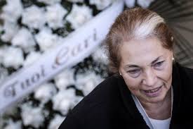 I due, infatti, sono fidanzati dal 2002 e sono più innamorati di prima, pur stando insieme da quasi venti anni. Arbore Laurito E I Fiori Di Rita Pavone Br Alla Camera Ardente Della Melato La Repubblica