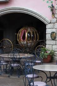Disneyland Paris Carrosse De Cendrillon Au Restaurant L Auberge De Cendrillon Decor De Cuisine Disney Cuisine Disney Restaurant Disney