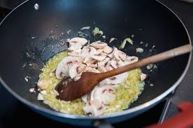 Si le gusta la cebolleta, cebolletas, cebolla verde, cebolla de invierno, cebolla de verdeo, cebolla inglesa, cebollino inglés, cebollino japonés, se la puede incorporar al final combina muy bien y le da más color al plato. Como Lavar Y Cocinar Champinones Facil Y Rapidamente Cocina Vital