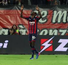 La serie a è il più alto livello professionistico del campionato italiano di calcio, gestito dalla lega nazionale professionisti serie a. Crotone Vittoria Sofferta Al 94 Simy Fa Esplodere Lo Scida Esperia Tv Emozioni In Diretta
