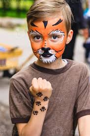 Beim tiger schminken kann es niemals farbig genug sein! Junge Mit Schminken Tiger 1002352 Stock Photo Bei Vecteezy