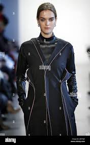 Model Mirte Maas walks