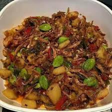 This is a must have side dish for nasi lemak (steamed rice with coconut milk). Resepi Sambal Ikan Bilis Dengan Petai