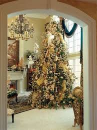 How to decorate a beautiful christmas tree using burgundy, gold, red, champagne, floral, berries, ribbon, and more. 23 Timeless Gold Christmas Decor Ideas Digsdigs