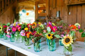 ¡incluir flores naturales o artificiales dentro del hogar!, pues resulta que este elemento añadirá a su vez, una señal positiva, alegre y mejora del esta anímico en general y hoy, te diremos cuales son las tendencias en arreglos florales artificiales para casa 2019. Pequenos Arreglos Con Tulipanes Novocom Top