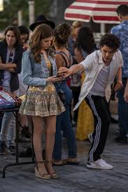 Form an orderly queue, gents. Bild Zu Anna Kendrick Bild Anna Kendrick Gus Halper Filmstarts De