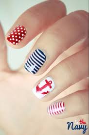 Uñas rosas, rojas, mate, blancas, animal print, negras, flores, azules, doradas, color vino, moradas, plateadas, espejo, color coral, grises, tribales, beige, verdes, marineras y naranjas (como las uñas halloween).por supuesto, sin olvidarnos de la manicura francesa que nunca pasa de moda. 49 Ideas De Unas Marineras Unas Decoradas Disenos De Unas Manicura