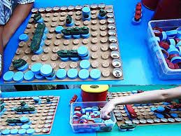 Nosotros en casa tenemos un montón de juegos de matemáticas, y sino nos apetece jugar con ellos, creamos algunos de forma manual. 7 Juegos De Mesa Con Materiales Reciclados