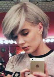 Halsey Straight Silver Angled Bob Layered Bob Sideswept Bangs Hairstyle Steal Her Style Halsey Hair Hairstyles With Bangs Halsey Short Hair