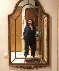Hold your phone next to a mirror or a dark computer screen to see the reflection of the selfie. How Do Influencers Take Fake Mirror Selfie Tiktok Scam