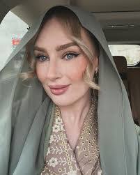 Christina Oman's Instagram, Twitter & Facebook