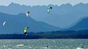 Am mittag ist es locker bewölkt und die temperaturen erreichen 28°c. Chiemsee Bayern Plotzliche Wetter Warnung Viele Sportler Noch Im Wasser Grosseinsatz Bayern